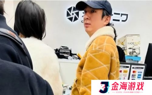 王校长再换新女友？两人携手游日本，对方还是网红，三周前刚满二十岁