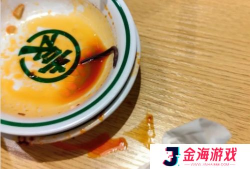 袁记云饺吃出蚯蚓上热搜，涉事店长已被开除，食品安全考验不容忽视